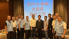 翁章梁率團訪金門交流（2）嘉義縣長翁章梁（中右黑衣者）17日率領縣府團隊赴金門參訪，金門縣長楊鎮浯（中左白衣者）率局處首長等親自接待，雙方在金湖飯店就兩縣縣政交流討論。（金門縣政府提供）中央社記者黃慧敏傳真　109年9月17日