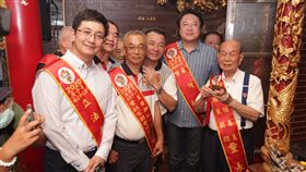 基隆老大公廟關龕門基隆老大公廟17日傍晚舉行關龕門儀式，基隆市長林右昌（右2）與今年輪值的白姓及童姓宗親會幹部等人一同鎖上龕門，也代表2020(奚鳥)籠中元祭圓滿落幕。（基隆市政府提供）中央社記者沈如峰基隆傳真　109年9月17日