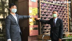 ▲裕國冷凍前任董事長楊蓮發赴台北地檢署，對親弟弟楊長杰、現任董座楊育偉父子檔提告。（圖／記者楊佩琪攝）