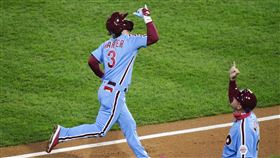 ▲哈波（Bryce Harper）帶頭，費城人1局下敲出「背靠背靠背」全壘打。（圖／美聯社／達志影像）