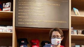 前美國總統艾森豪紀念堂美東時間17日在華府落成，駐美代表蕭美琴代表政府出席開幕式，紀念堂書店捐贈者牆上刻印中華民國台灣。（圖／駐美代表處提供）