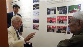 台北高等學校植物標本特展開幕式暨緬懷台高校友李登輝前總統紀念會18日在台灣師範大學舉行，總統府資政辜寬敏（前左）與老校友們到場參觀。（圖／中央社）