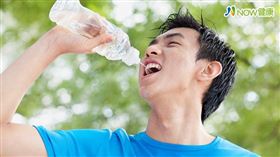 名家專用／NOW健康／男子經常在打球後到超商買冷飲喝，但每次走進超商，就會發現店內的客人刻意與他保持距離。(勿用)