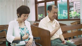 愛是擁抱痛苦　台大教授娶罕病女主播