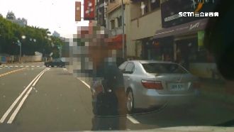 男闖馬路遭按喇叭　朝女駕車內潑紅茶