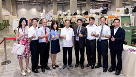 達明機器人（股）公司及台灣西門子公司與北市教育局合作，捐贈價值逾570萬元的設備軟硬體，並與7所高職簽立產學合作。（圖／台北市教育局）