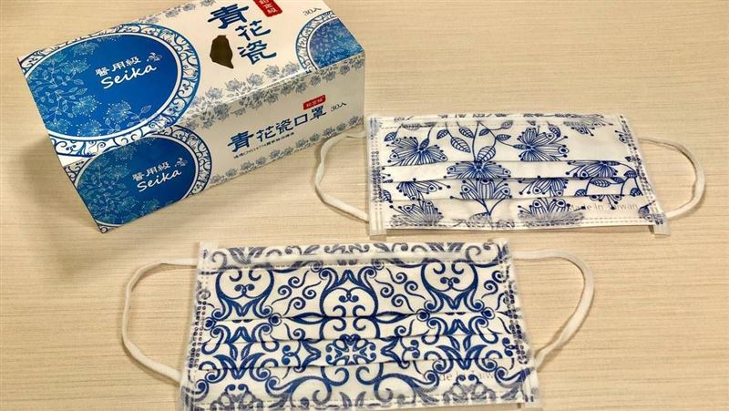 青花瓷花紋口罩　愛買15店全台獨賣