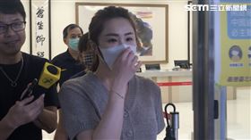▲李婉鈺提早到台北地檢署執行科繳錢。（圖／記者楊佩琪攝）