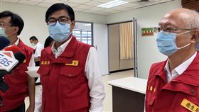 鳥松化學物引惡臭　陳其邁：面對重大違規絕不手軟高雄市鳥松區因堆置化學物引發惡臭，高雄市長陳其邁（前中）18日宣示，面對重大違規案件「絕不手軟」，目前環保局已介入處理。中央社記者侯文婷攝　109年9月18日