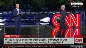 受疫情影響，美國有線電視新聞網（CNN）18日首度為美國民主黨總統候選人拜登（左）舉行露天汽車市民大會，總統川普嘲諷這場活動。（圖／翻攝自CNN YouTube網頁youtube.com）
