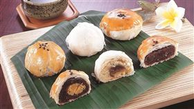 ▲石岡蛋黃酥與梅子月餅。（圖／行政院農業委員會提供）