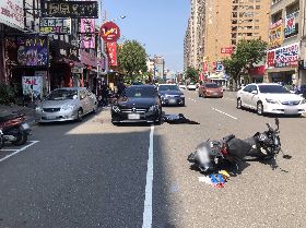 賓士違停突開車門  騎士撞上送醫