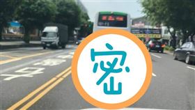 台南街頭有恐龍過馬路？網一看全嚇歪（圖／翻攝自爆廢公社臉書）