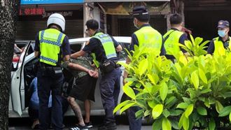 錢莊黑吃黑　當街擄人嗆「老大出來」