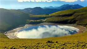 山友最近發現「天使的眼淚」嘉明湖「瘦了一圈」，水位目前只有7分滿，認為颱風若再不來，今年恐怕無法看到「圓滿」的嘉明湖。（圖／嘉明湖熊出沒企業社）