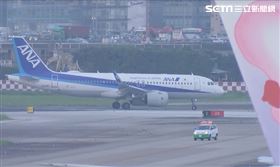 日本前首相森喜朗率團來台悼念李登輝，包機16：50降落松山機場，機身印有日本國旗（圖／新聞台）