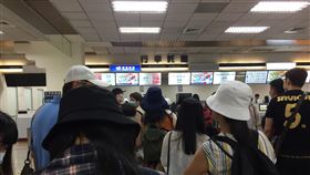 暑期國旅大爆發　金門旅遊人潮漸增適逢暑假及振興券期間，造成東部、離島等縣市人潮爆滿，金門縣政府觀光22日說，金門目前旅遊人潮還在負荷範圍內，未影響居民生活，暫不考慮將行銷活動延後。圖為前往金門的旅客在松山機場託運行李人潮。中央社記者黃慧敏攝　109年7月22日