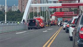 新北,八里,關渡橋,交管。(圖/翻攝畫面)