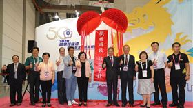 ▲勞動部部長許銘春與在場10位貴賓一同為主題館揭開序幕。（圖／勞動部提供）