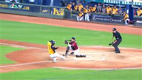 ▲中信兄弟陳子豪被桃猿林泓育觸殺在本壘前，雙方腳部有接觸，象隊提出重播輔助判決，總教練丘昌榮在最終判決出爐後，再度抗議被驅逐出場。（圖／截自麥卡貝運動頻道，如遭移除請見諒）