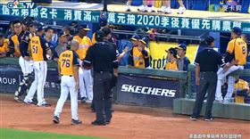 ▲中信兄弟陳子豪被桃猿林泓育觸殺在本壘前，雙方腳部有接觸，象隊提出重播輔助判決，總教練丘昌榮在最終判決出爐後，再度抗議被驅逐出場。（圖／截自麥卡貝運動頻道，如遭移除請見諒）