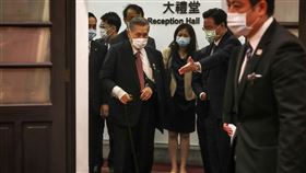 森喜朗抱傷來台追思李登輝（1）前日本首相森喜朗（前左）18日率團訪台，傍晚到總統府會見總統蔡英文，19日將出席故總統李登輝的告別追思禮拜。原本就有宿疾的森喜朗日前在家摔傷，但仍堅持赴台，表達對李登輝的尊敬。中央社記者裴禛攝　109年9月18日