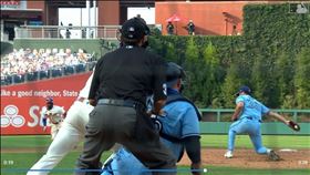 ▲藍鳥投手雷恩（Robbie Ray）背後長眼接強襲球。（圖／翻攝自MLB官網）