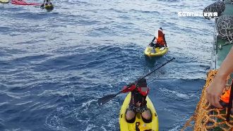 泳客玩立槳體力不支　海巡出動全獲救