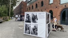 汪曉青作品　紐約最大戶外攝影展亮相紐約Photoville攝影節在布魯克林橋公園展出藝術家汪曉青以一系列母子合照構成的作品「母親如同創造者」。（駐紐約台北文化中心提供）中央社記者尹俊傑紐約傳真  109年9月19日