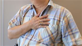 亞洲大學附屬醫院心臟科個管師梁瓊文提醒，突發性胸悶、胸痛、呼吸喘、冒冷汗等，可能是心肌梗塞徵兆，應立即就醫檢查，以免錯過90分鐘黃金治療時間。（示意圖非新聞當事人／亞大醫院提供）