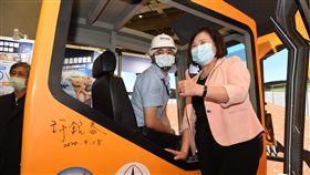 勞動部長許銘春親自體驗漢翔模擬機　漢翔獲勞動部邀請，18日於全國技能競賽主題館互動體驗區展出「檢定型挖掘機操作模擬系統」，勞動部長許銘春親自體驗漢翔模擬機。（漢翔提供）中央社記者潘智義傳真　109年9月18日