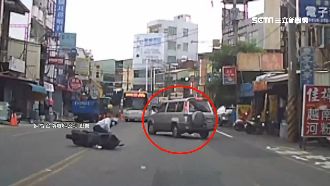 婦雙黃線迴轉撞翁　緊張倒車險再撞人