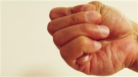 「主動脈剝離」有四大潛在危險因子得留意，另外醫生建議看手指頭也能發現你究竟是不是高危險群。（示意圖／記者洪玲明拍攝）