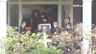 李坤儀手捧骨灰罈 送李登輝最後一程