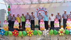 中油永安廠辦園遊會敦親睦鄰台灣進口液化天然氣第30週年，台灣中油股份有限公司天然氣事業部永安液化天然氣廠首度跨出廠區，19日舉辦「運氣臨門30週年─敦親睦鄰園遊會暨寫生比賽」，中油總經理李順欽（左6）等人出席。中央社記者洪學廣攝　109年9月19日