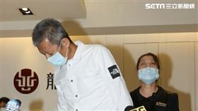 小鬼,黃鴻升,靈堂,哀悼,爸爸,鞠躬　圖／記者邱榮吉攝影