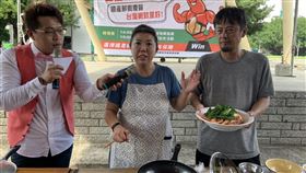 料理達人阿芳老師現場示範鮮蝦冬粉煲、胡椒蝦等2道美味料理。（圖／記者陳宜加攝影）