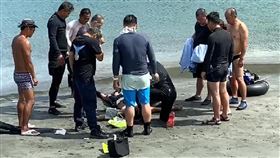 蘭嶼溺水民眾經搶救恢復心跳　直升機後送醫治蘭嶼朗島浮潛區19日發生民眾溺水意外，黃姓民眾獲救時無呼吸心跳，送蘭嶼衛生所搶救後恢復心跳，隨即交由空勤黑鷹直升機後送本島台東醫治。（民眾提供）中央社記者盧太城台東傳真　109年9月19日