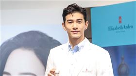 張立昂擔任一日店長。（圖／伊麗莎白雅頓提供）