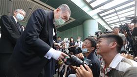 森喜朗：以武力解決問題的時代一定要結束前日本首相森喜朗（前左）19日在台北表示，世界及亞洲局勢一定會更複雜，經濟議題也常引發國際糾紛，此時一定要透過對談解決，不要像他和故前總統李登輝的時代，以武力壓制不同意見。圖為森喜朗下午離台前受訪，在翻譯說明期間和現場攝影記者交談。中央社記者裴禛攝　109年9月19日