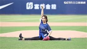 ▲歌手周蕙受邀替富邦和將開球。（圖／記者劉彥池攝影）