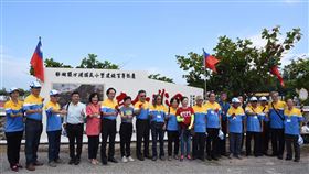 澎湖沙港國小百年校慶（1）澎湖縣沙港國小19日歡慶100週年校慶，500多名歷屆校友「回娘家」同慶，縣長賴峰偉（左8）等人也出席為油壁畫「世紀非凡」揭牌。中央社　109年9月19日