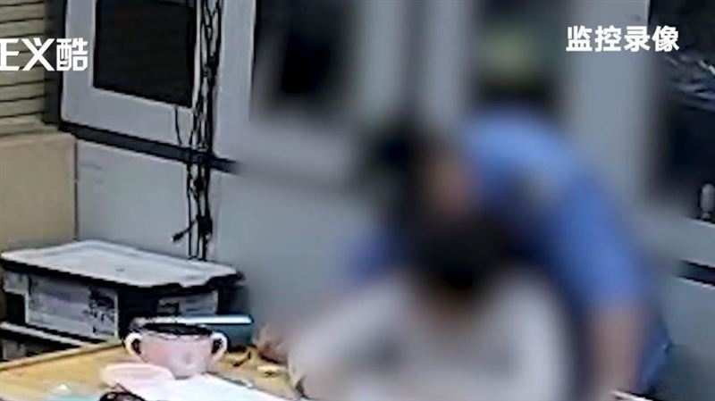 媽媽就在旁…校警將女童拖入教室襲胸