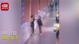 中國,湖北,武漢,國中,撲克牌,巴掌,管教,跳樓（圖／翻攝自時間視頻）