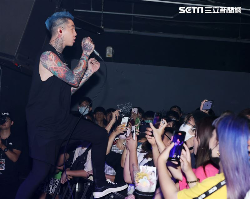 謝和弦在「THE WALL」開唱，舉辦「2203回來到」演唱會，近距離與粉絲對唱嗨翻了。（記者邱榮吉/攝影）