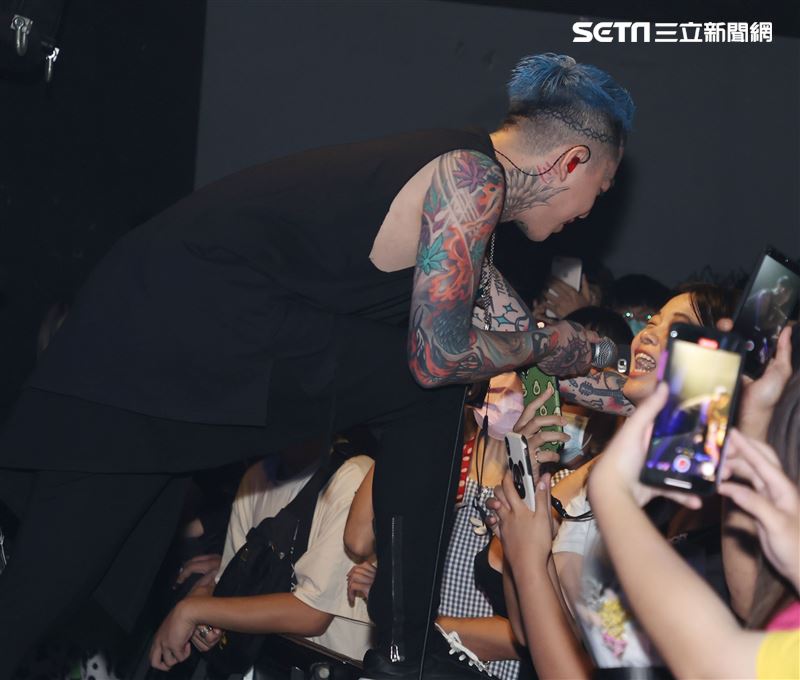 謝和弦在「THE WALL」開唱，舉辦「2203回來到」演唱會，近距離與粉絲對唱嗨翻了。（記者邱榮吉/攝影）