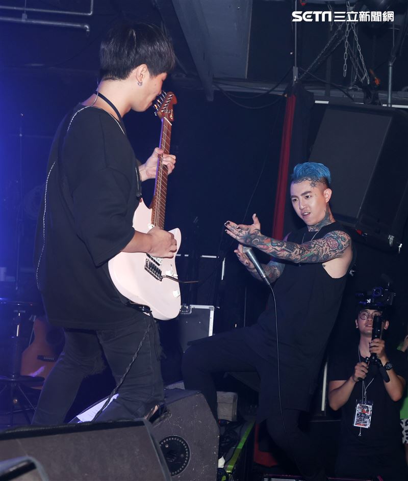 謝和弦在「THE WALL」開唱，舉辦「2203回來到」演唱會，近距離與粉絲對唱嗨翻了。（記者邱榮吉/攝影）