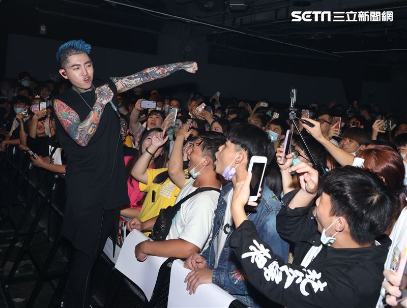 謝和弦在「THE WALL」開唱，舉辦「2203回來到」演唱會，近距離與粉絲對唱嗨翻了。（記者邱榮吉/攝影）