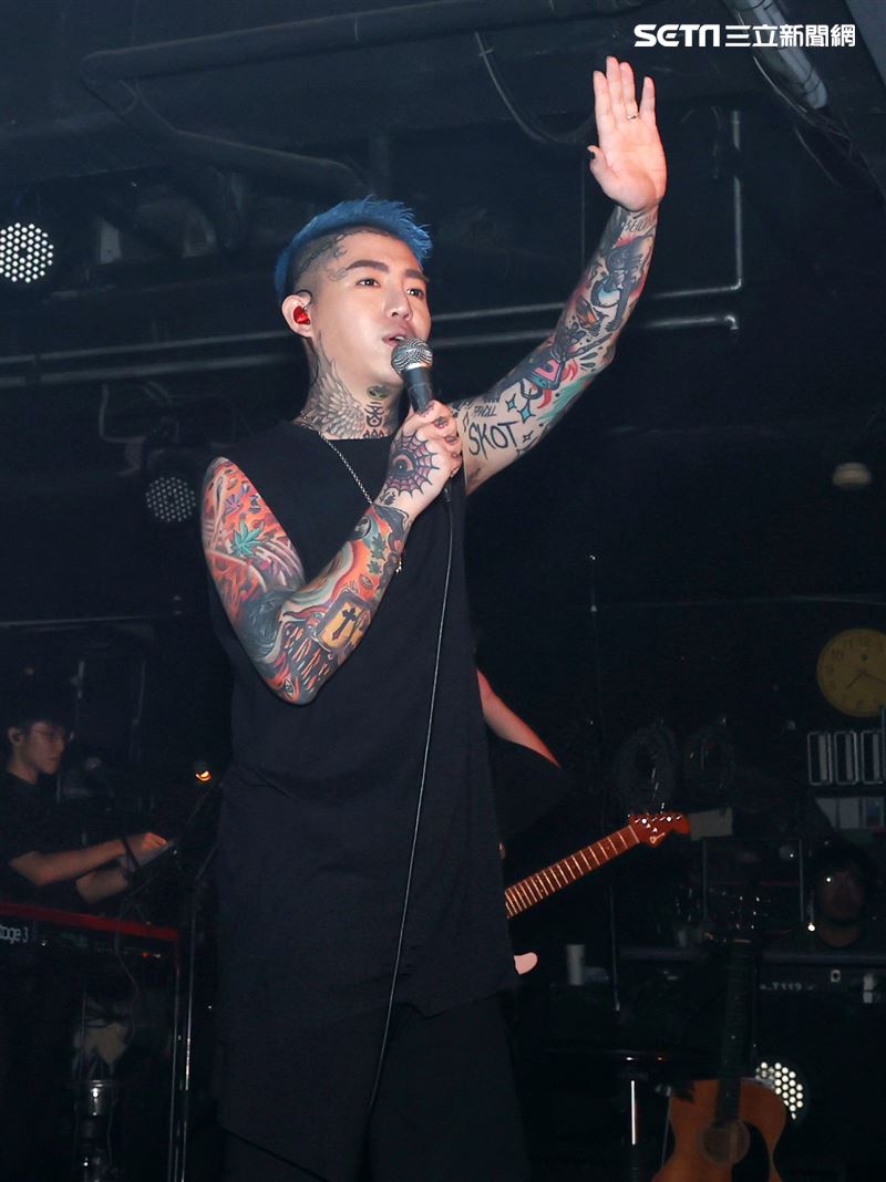 謝和弦在「THE WALL」開唱，舉辦「2203回來到」演唱會，近距離與粉絲對唱嗨翻了。（記者邱榮吉/攝影）