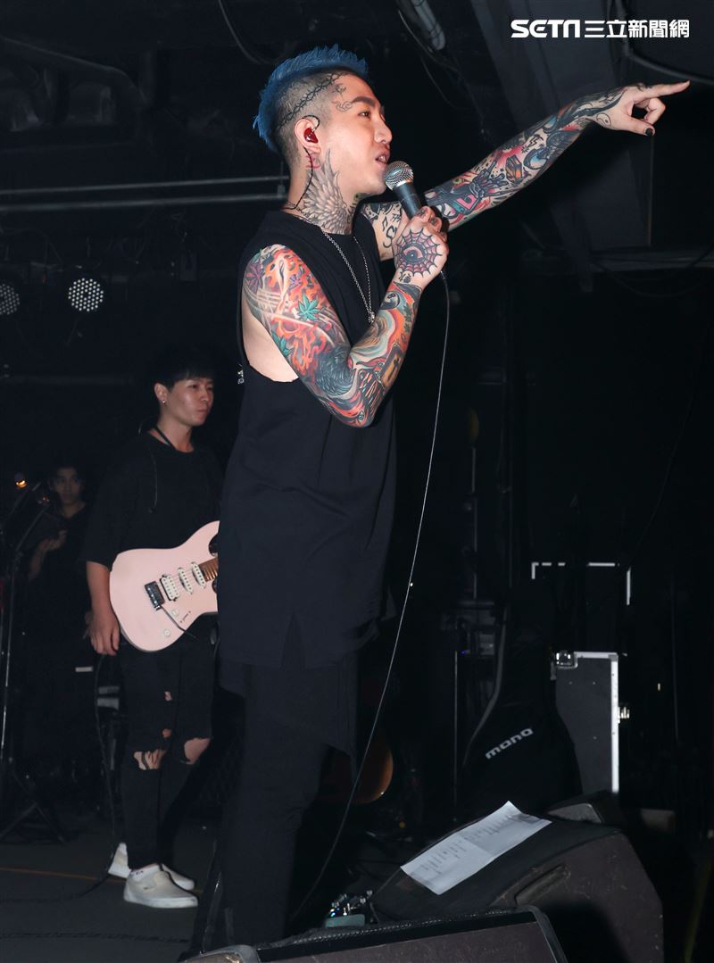 謝和弦在「THE WALL」開唱，舉辦「2203回來到」演唱會，近距離與粉絲對唱嗨翻了。（記者邱榮吉/攝影）